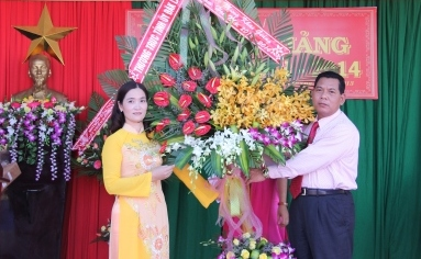 Ủy viên trung ương Đảng, Bí thư tỉnh ủy, Chủ tịch HĐND tỉnh Niê Thuật dự lễ khai giảng năm học mới tại trường THPT Nguyễn Tất Thành