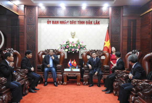 Đoàn công tác tỉnh Chămpasắk - Cộng hòa Dân chủ Nhân dân Lào thăm và trao tặng 10.000 USD hỗ trợ tỉnh Đắk Lắk khắc phục hậu quả cơn bão số 12