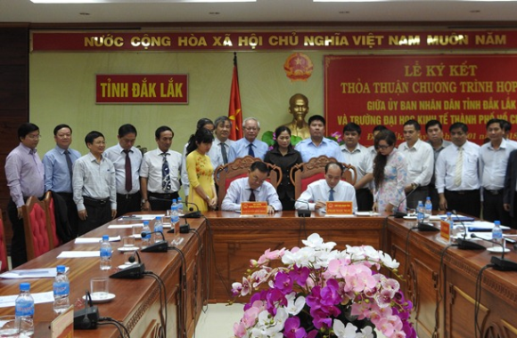 Tỉnh Đắk Lắk ký thỏa thuận chương trình hợp tác với trường Đại học Kinh tế  thành phố Hồ Chí Minh