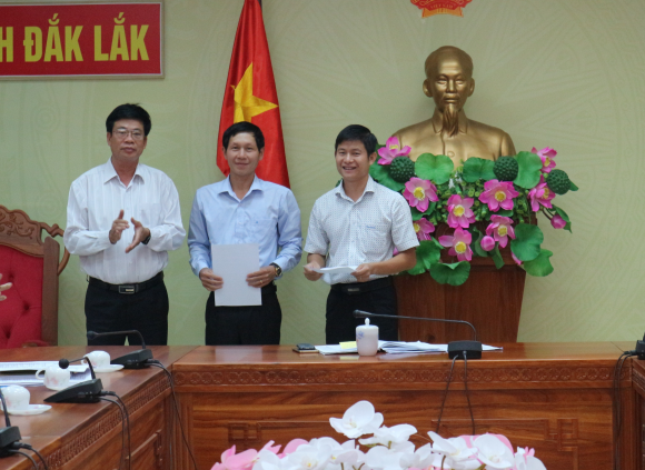 Văn phòng Ủy ban nhân dân tỉnh Đắk Lắk trao Quyết định tiếp nhận, bổ nhiệm, điều động công chức giữ chức vụ lãnh đạo, quản lý