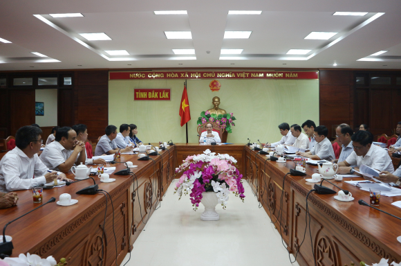 UBND tỉnh làm việc với các nhà đầu tư về tiến độ thực hiện các dự án điện mặt trời