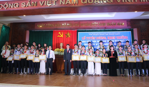 Lễ tuyên dương, khen thưởng giáo viên, học sinh đạt thành tích xuất sắc trong các kỳ thi quốc gia và khu vực năm 2017 - 2018