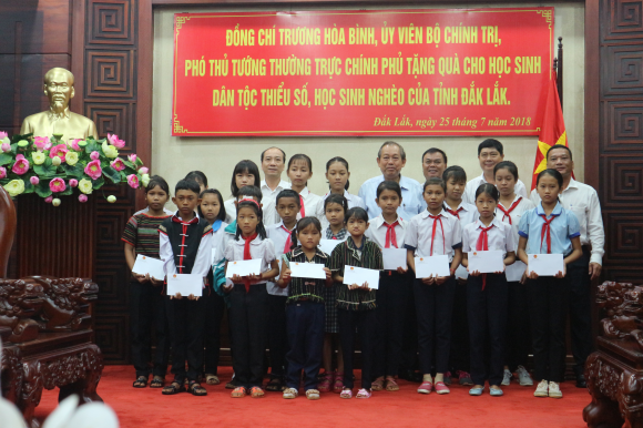 Phó Thủ tướng Thường trực Chính phủ - Trương Hòa Bình tặng quà cho học sinh dân tộc thiểu số, học sinh nghèo tỉnh Đắk Lắk