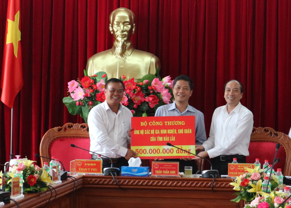 Bộ trưởng Bộ Công thương làm việc với tỉnh Đắk Lắk về tình hình phát triển kinh tế - xã hội và hoạt động của ngành Công thương 9 tháng đầu năm 2018