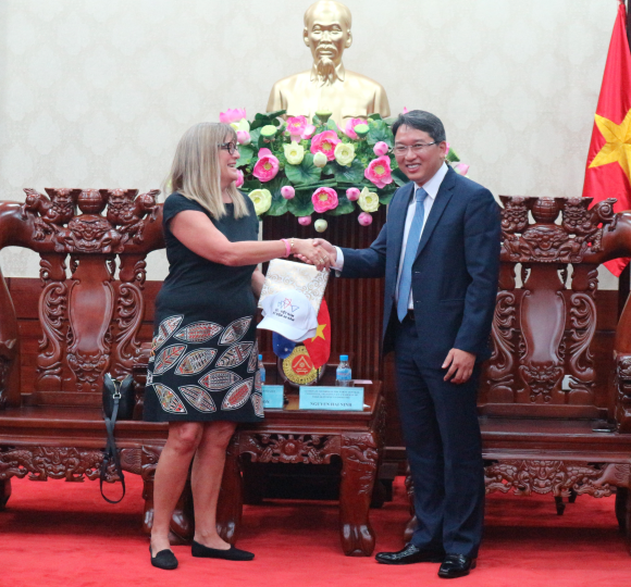 Tổng Lãnh sự quán Úc chào xã giao và làm việc tại tỉnh