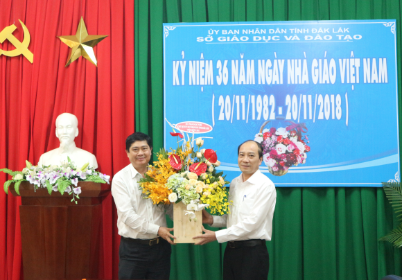 Chủ tịch UBND tỉnh thăm, chúc mừng Sở Giáo dục và Đào tạo nhân kỷ niệm ngày Nhà giáo Việt Nam 20/11