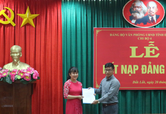 Chi bộ 4 Đảng bộ Văn phòng UBND tỉnh tổ chức Lễ kết nạp đảng viên mới