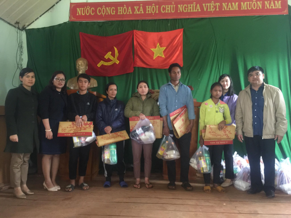 Văn phòng UBND tỉnh thăm, chúc tết và tặng quà Buôn kết nghĩa