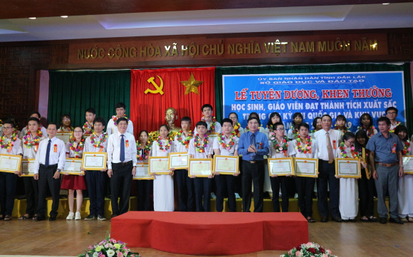 Lễ tuyên dương, khen thưởng học sinh, giáo viên đạt thành tích xuất sắc trong các kỳ thi quốc gia và khu vực năm học 2018 - 2019