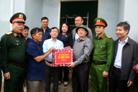 Phó Thủ tướng Hồ Quốc Dũng thăm các gia đình bị ảnh hưởng mưa lũ tại xã Hòa Thịnh