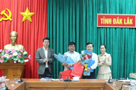 Trao quyết định nghỉ hưu hưởng chế độ bảo hiểm