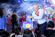 Phó Thủ tướng Thường trực Chính phủ Nguyễn Hoà Bình dự Tết Trung thu cùng thiếu nhi khó khăn tỉnh Đắk Lắk