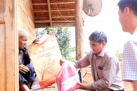 Văn phòng UBND tỉnh thăm, chúc Tết và tặng quà Buôn kết nghĩa nhân dịp Tết Nguyên đán Quý Mão 2023