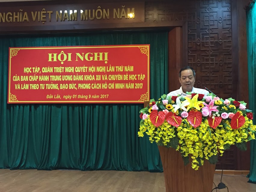 Đ/c Đào Viết Hồ truyền đạt nọi dung Nghị quyết.