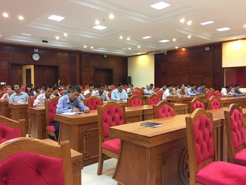 Đảng viên, quần chúng của Đảng bộ Văn phòng UBND tỉnh tham gia học tập Nghị quyết.